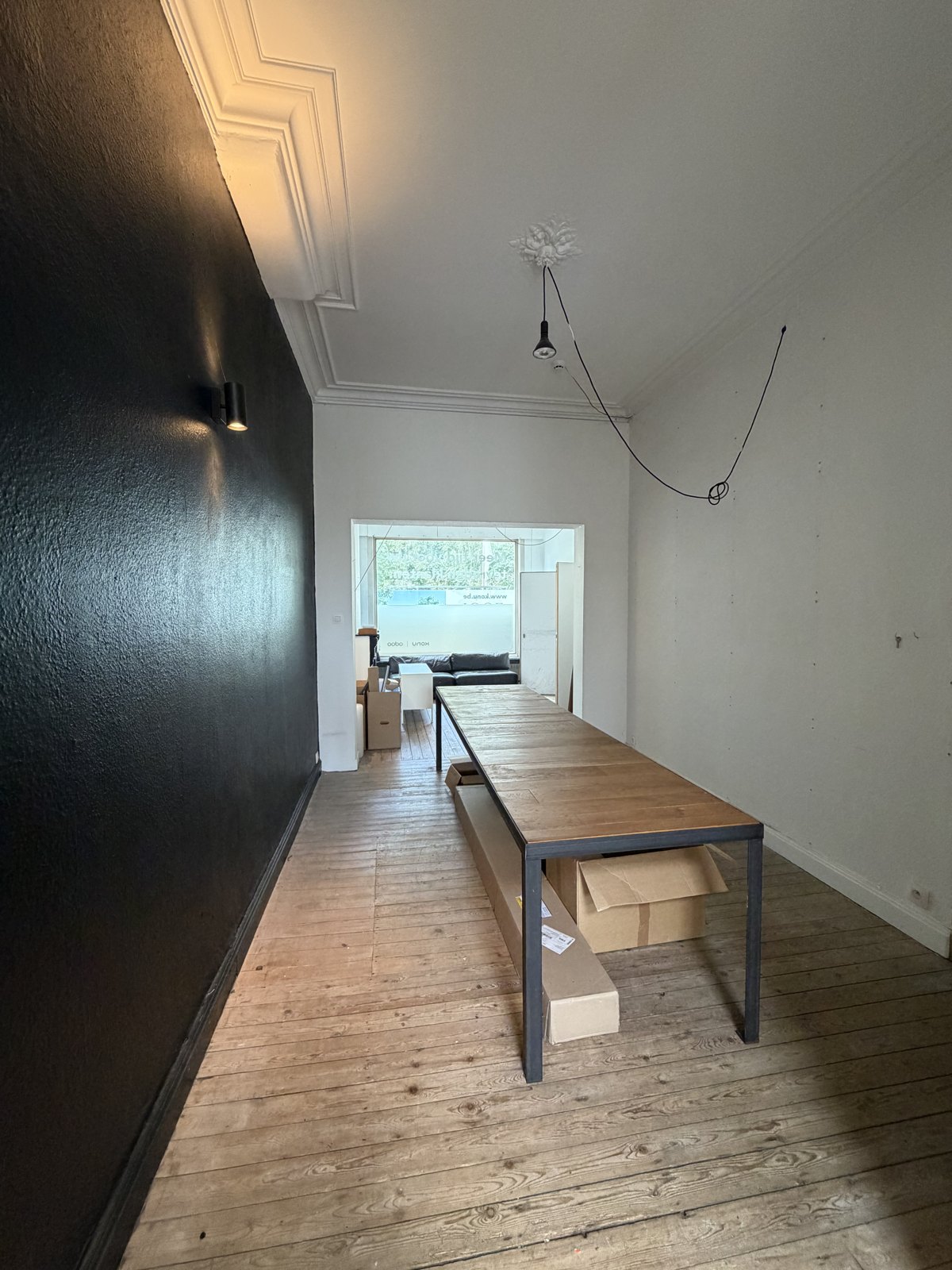 Leefruimte met hoge plafonds en plafondrozet